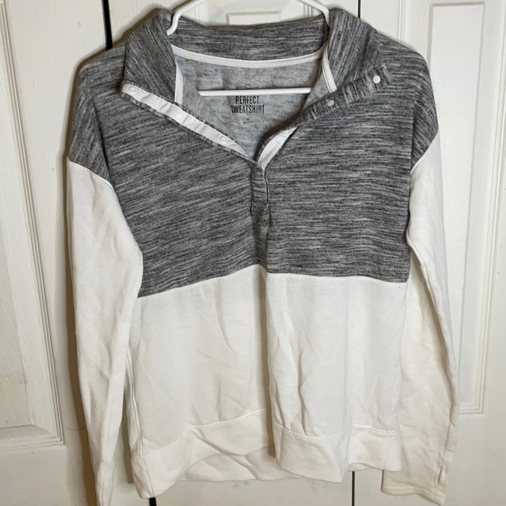 white/grey kohl’s sweatshirt